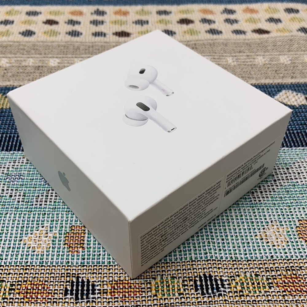🍺Apple AirPods Pro Generation with MagSafe Wireless Charging Case - White - Picture 4 of 4